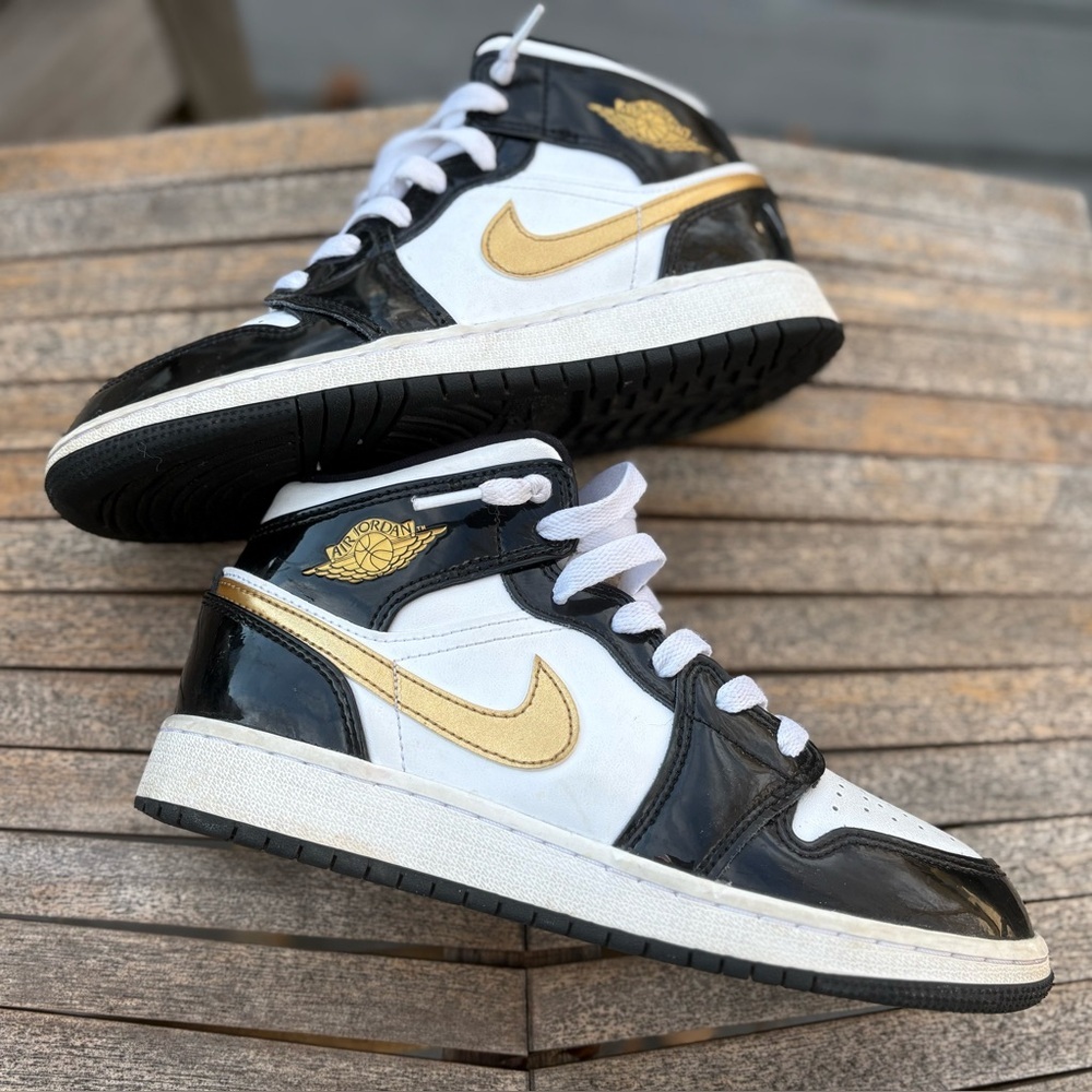 Air Jordan 1 Mid SE Patent Black Gold - Size 4.5 - Picture 4 of 11